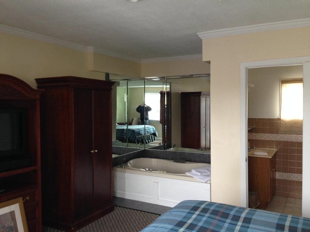 Relax Inn Webster Bagian luar foto