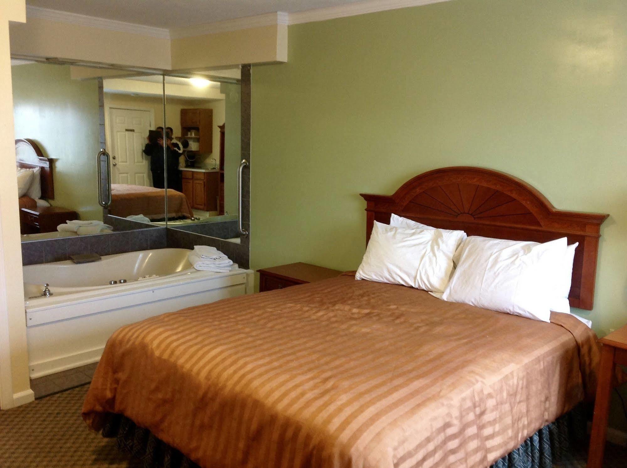 Relax Inn Webster Bagian luar foto